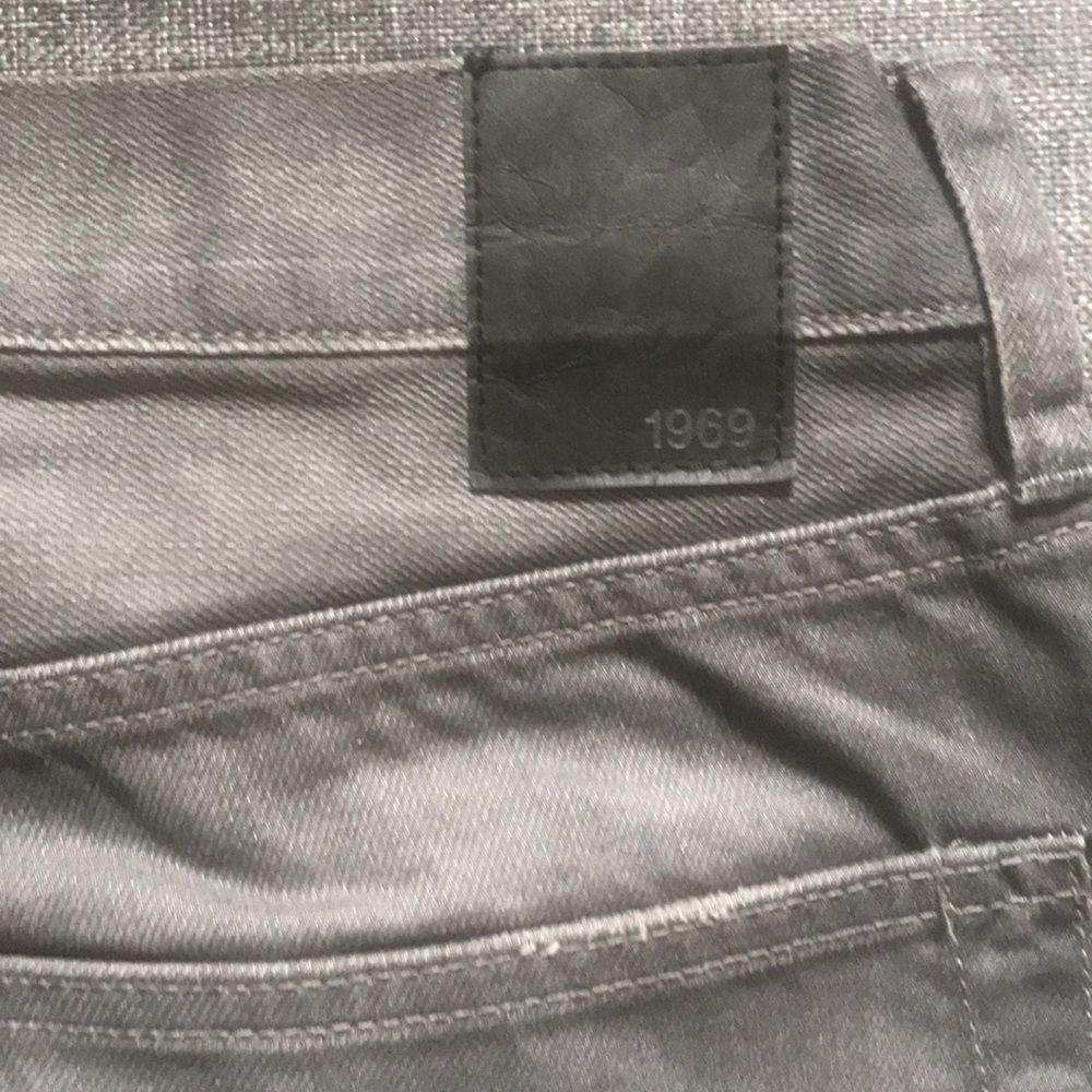 Barely Used Relaxed Gap 1969 Jeans 34/32